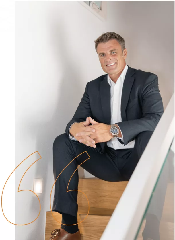 Marco Richter auf Treppe - meine Mission